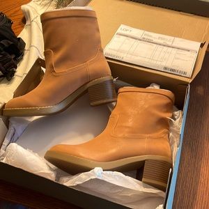Woman’s size 7.5 Loft boots